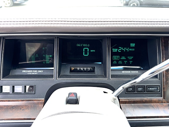 Lincoln Town Car 7 of 17
