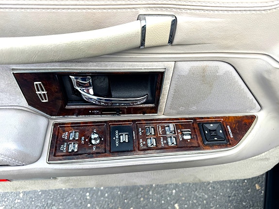 Lincoln Town Car 16 of 17