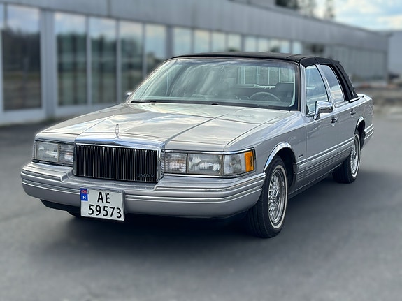Lincoln Town Car 9 of 17