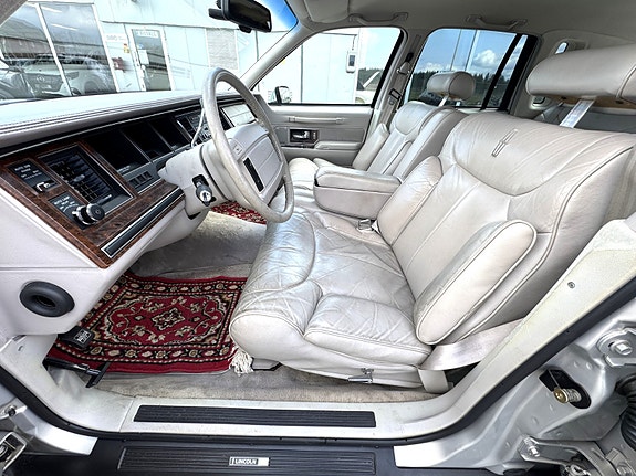Lincoln Town Car 4 of 5