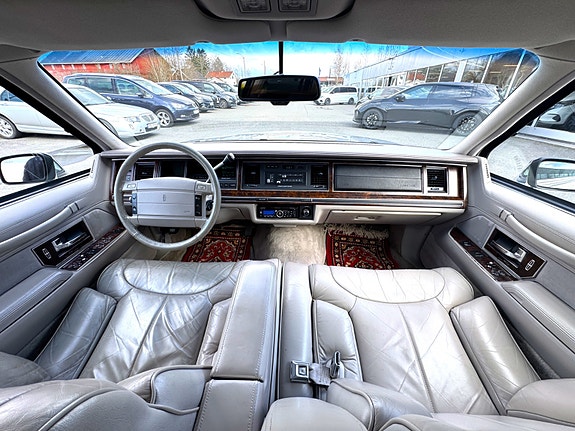 Lincoln Town Car 2 of 5