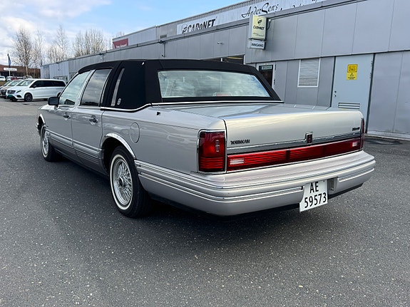 Lincoln Town Car 11 of 17