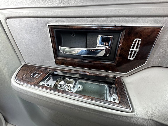 Lincoln Town Car 15 of 17