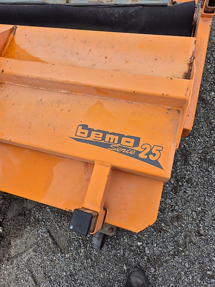 Bema feiemaskin med oppsamler 2011, kr 23 000,-