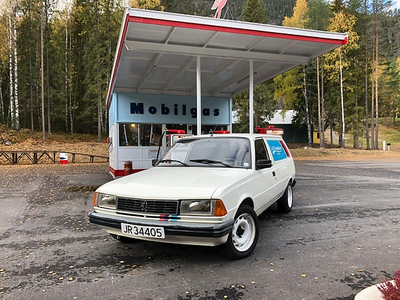 Peugeot 305 2 of 5