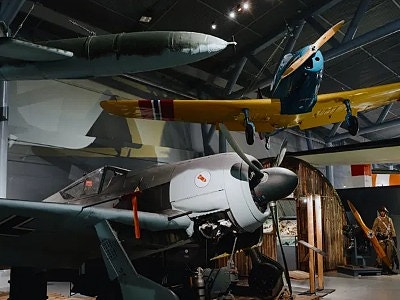 Forsvarshistorisk museum logo