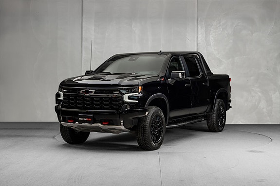 Chevrolet Silverado 2 of 5