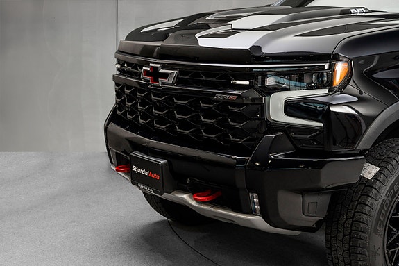 Chevrolet Silverado 4 of 5