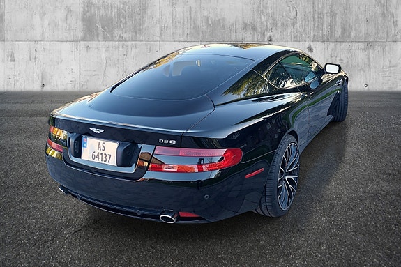Aston Martin DB9 4 of 5