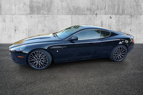 Aston Martin DB9 2 of 5