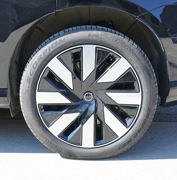 Volvo EX90 13 of 30