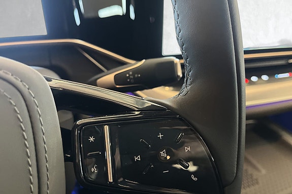 Multimediakontroll etc. m/girsjalter i bakgrunnen