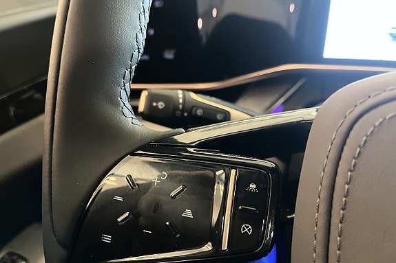 Cruisekontroll etc. m/blinklyshendel i bakgrunnen