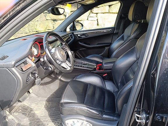 Porsche Macan 3 of 5