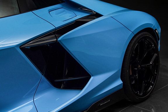 Lamborghini Revuelto 29 of 30