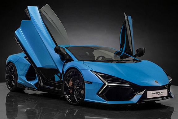 Lamborghini Revuelto 2 of 5