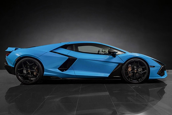 Lamborghini Revuelto 12 of 30