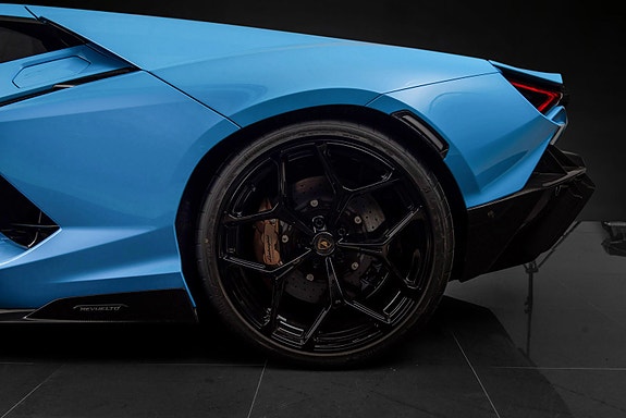 Lamborghini Revuelto 17 of 30
