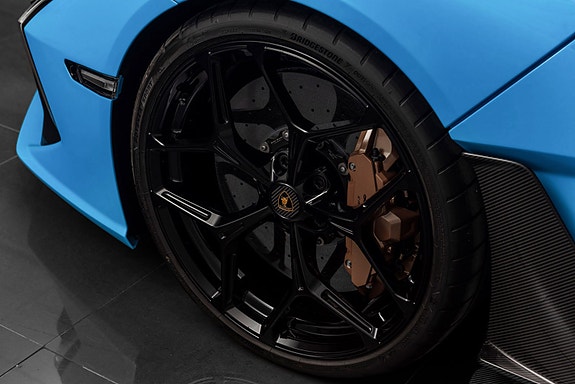 Lamborghini Revuelto 26 of 30