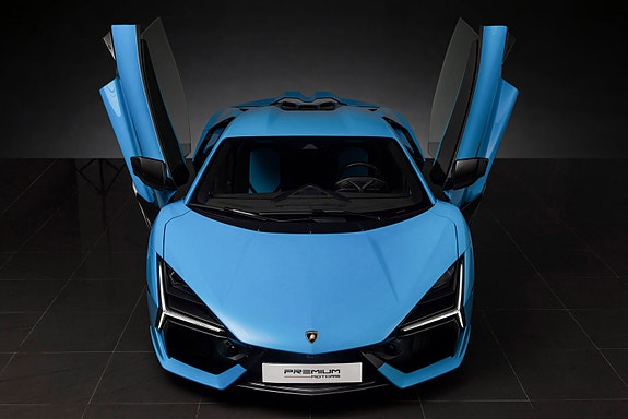 Lamborghini Revuelto 9 of 30
