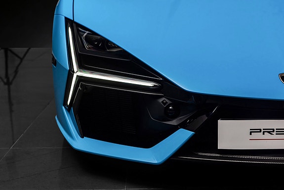 Lamborghini Revuelto 7 of 30
