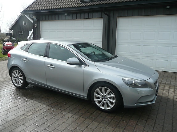 Volvo V40 2 of 19