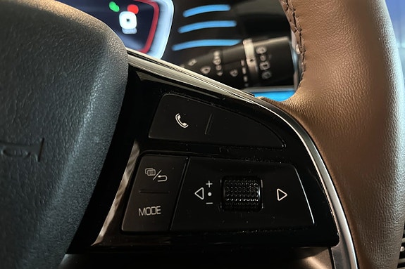 Radiokontroller med pusserhendel i bakgrunnen