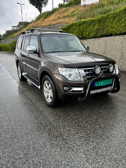 Mitsubishi Pajero 2 of 16