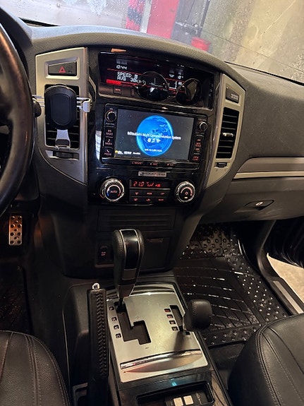 Mitsubishi Pajero 13 of 16