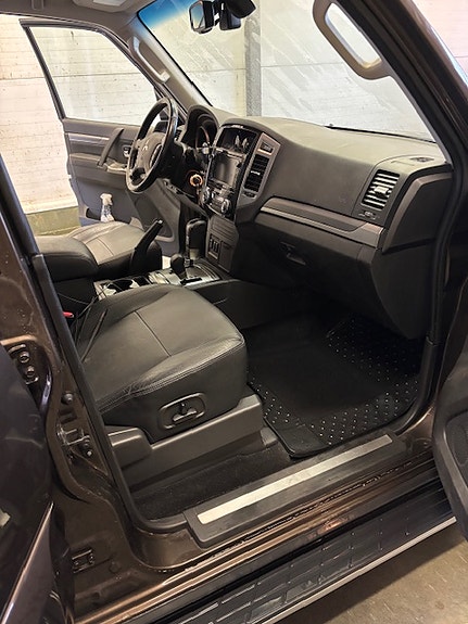Mitsubishi Pajero 7 of 16