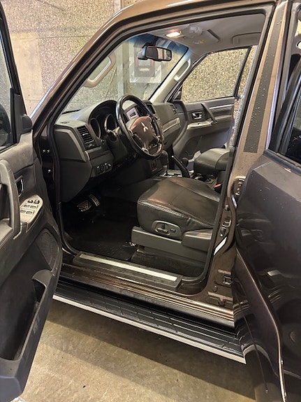 Mitsubishi Pajero 14 of 16