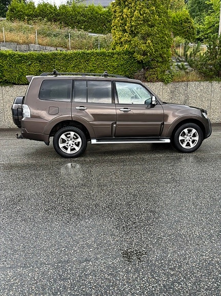 Mitsubishi Pajero 6 of 16