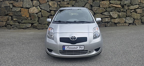 Toyota Yaris 2 of 5