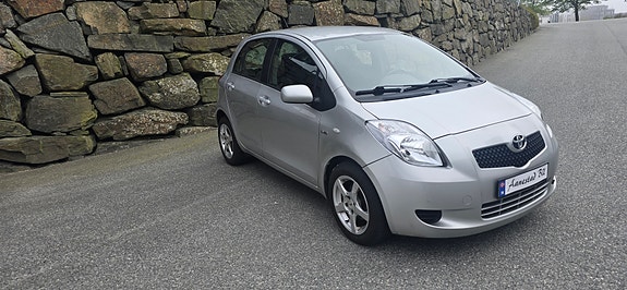 Toyota Yaris 3 of 5