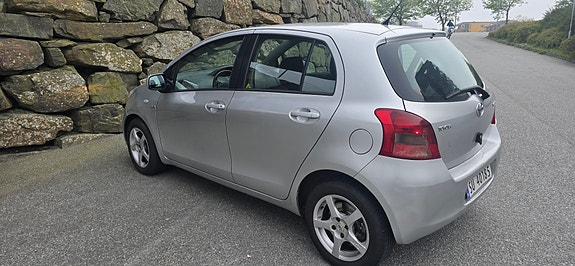 Toyota Yaris 4 of 5