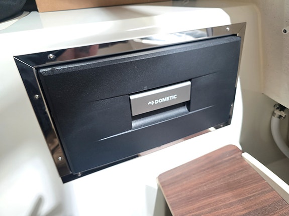 LAGERTØMMING - Uttern T65 Premium White // 2026 Mercury F 225 V6 - Kun 1 stk 15 of 17