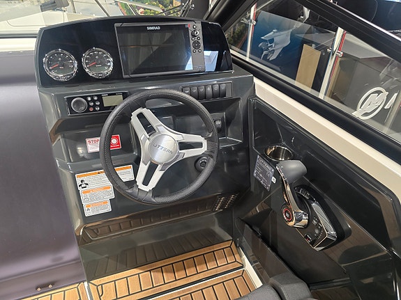 LAGERTØMMING - Uttern T65 Premium White // 2026 Mercury F 225 V6 - Kun 1 stk 5 of 17