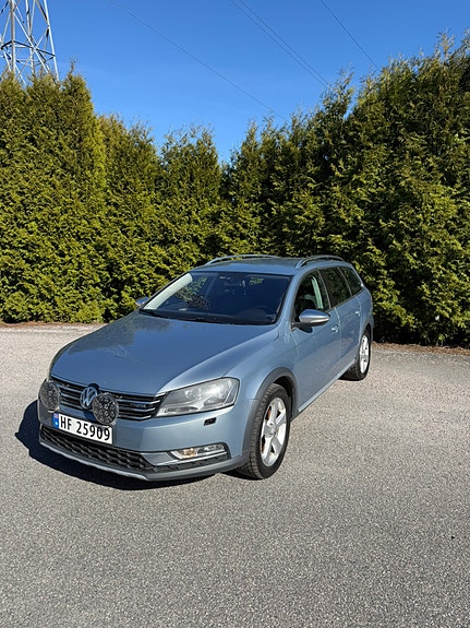 Volkswagen Passat 2 of 24