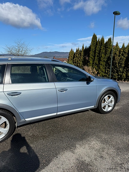 Volkswagen Passat 3 of 24