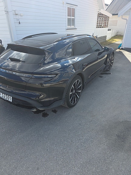 Porsche Taycan 7 of 9