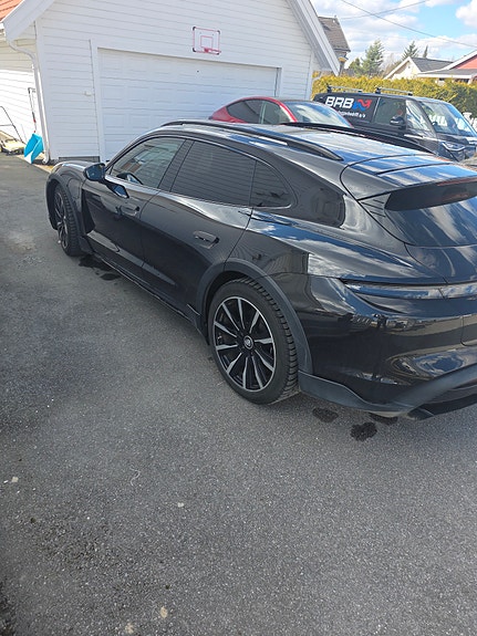 Porsche Taycan 8 of 9