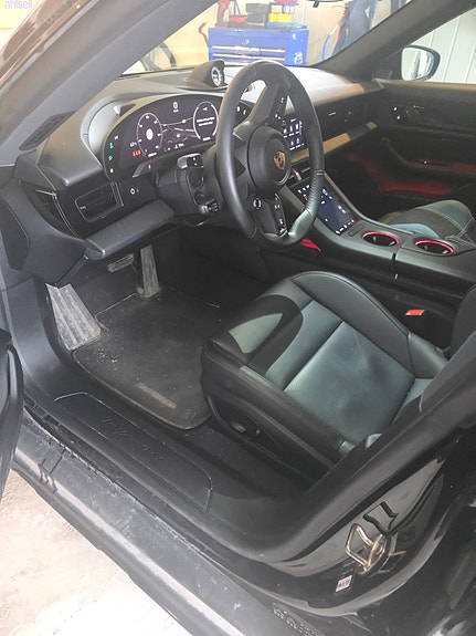 Porsche Taycan 3 of 9