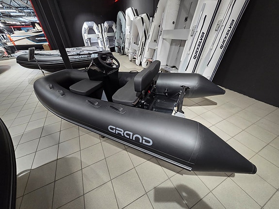 Grand 330 Ultimate Black Edition powered by 2026 Mercury F 10 (15/20) EFI Sport 3 of 3