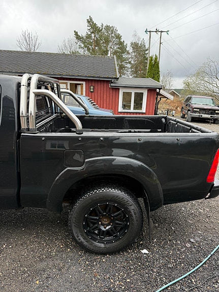 Toyota HiLux 3 of 13