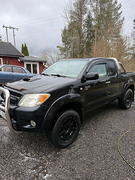 Toyota HiLux 2 of 13