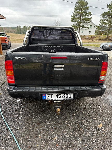 Toyota HiLux 4 of 13