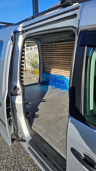 Volkswagen Caddy Maxi 14 of 18