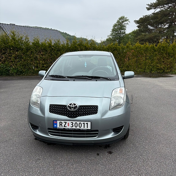 Toyota Yaris 4 of 11