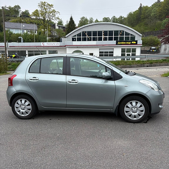 Toyota Yaris 5 of 11