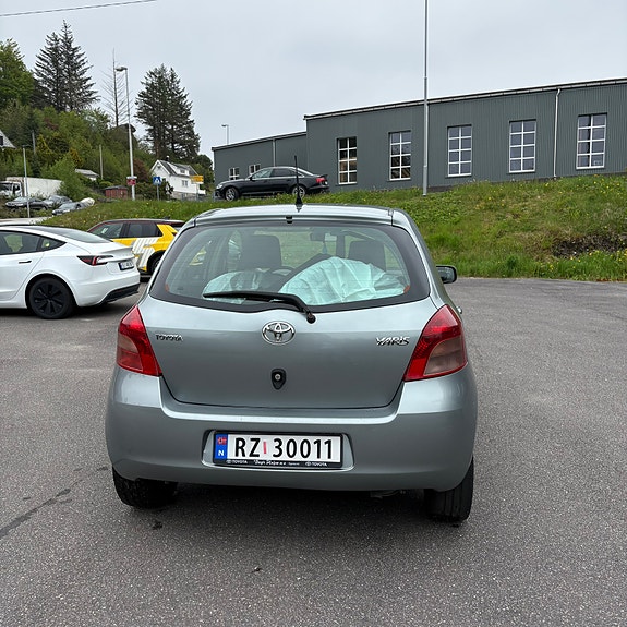 Toyota Yaris 6 of 11